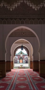RABAT, MOROCCO - 17 Ağustos 2019: Başkentteki Assounna Ave Tachfin Camii 'nin içi ve avlusu. Kemerlerin giriş kapısından bak. Müslümanlar için namaz yeri ve ibadet yeri