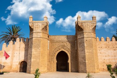 Chellah giriş kapısı, Bab Zaer. Chellah ya da Sala Colonia, Rabat, Fas 'ta bulunan bir ortaçağ mezarlığıdır. Rabat, Afrika 'nın Fas' ın başkentidir. Eski kalıntılar ve tarihle dolu bir park.