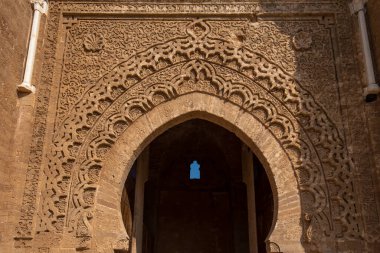 Chellah giriş kapısı. Chellah ya da Sala Colonia, Rabat, Fas 'ta bulunan bir ortaçağ mezarlığıdır. Rabat, Afrika 'nın Fas' ın başkentidir. Eski kalıntılar ve tarihle dolu bir park.