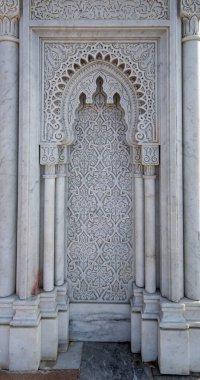 Fas 'ın Rabat kentindeki Hasan Kulesi' nin karşısındaki tarihi binanın önündeki güzel süsleme çeşmesi.