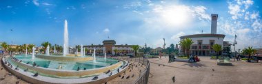 Casablanca, Fas - 11 Ocak 2019: Güneşli bir günde Muhammed V Meydanı ve Adalet Sarayı 'ndaki çeşmeye ve belediye binasına güvercin ve insan panoraması. Panoramik görünüm