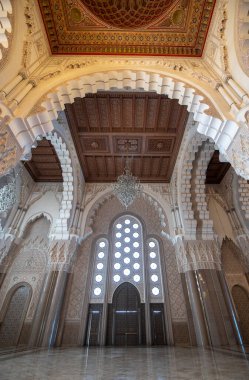 Kazablanka, Fas - 03.02.2020: Hasan II Cami iç koridoru sütunlu. Arap kemerleri, süsler, avize ve aydınlatma. Maroc 'taki en büyük camidir..