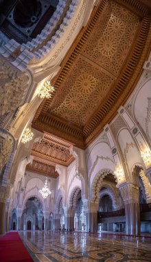 Kazablanka, Fas - 03.02.2020: Hasan II Cami iç koridoru sütunlu. Arap kemerleri, süsler, avize ve aydınlatma. Maroc 'taki en büyük camidir..