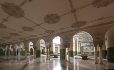 Kazablanka, Fas - 03.02.2020: Hasan II Cami iç koridoru sütunlu. Arap kemerleri, süsler, avize ve aydınlatma. Maroc 'taki en büyük camidir..