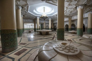 Kazablanka, Fas - 03.02.2020: Hasan II Cami iç koridoru sütunlu. Arap kemerleri, süsler, avize ve aydınlatma. Maroc 'taki en büyük camidir..
