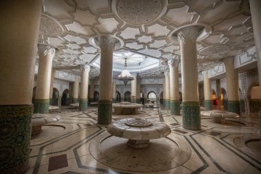 Kazablanka, Fas - 03.02.2020: Hasan II Cami iç koridoru sütunlu. Arap kemerleri, süsler, avize ve aydınlatma. Maroc 'taki en büyük camidir..