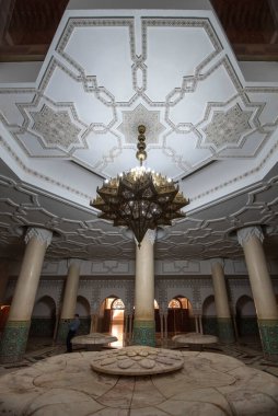 Kazablanka, Fas - 03.02.2020: Hasan II Cami iç koridoru sütunlu. Arap kemerleri, süsler, avize ve aydınlatma. Maroc 'taki en büyük camidir..