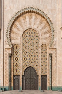 Kazablanka, Fas. Hasan II Camii. Süslü dış pirinç kapı. Hassan II Camii Fas 'ın en büyük camii ve en güzel camilerden biridir. Dünyanın en büyüğü.