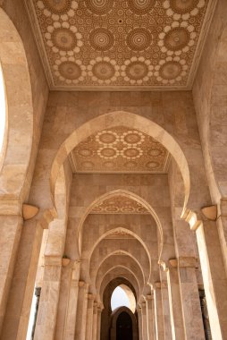 Kazablanka, Fas. Hasan II Camii 'nde kemer yolu. Fas 'taki en büyük cami ve Afrika' daki en güzel camilerden biri. Dünyanın en büyük 13. büyüğü..