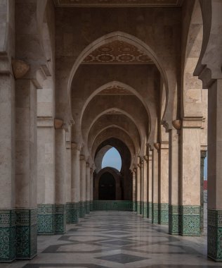 Kazablanka, Fas. Hasan II Camii 'nde kemer yolu. Fas 'taki en büyük cami ve Afrika' daki en güzel camilerden biri. Dünyanın en büyük 13. büyüğü..