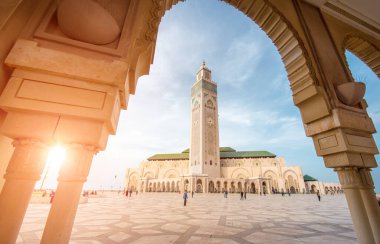 Kazablanka, Fas. Günbatımında Hasan II Camii Fas 'taki en büyük cami ve en güzel camilerden biridir. Dünyanın en büyük 13. büyüğü.. 