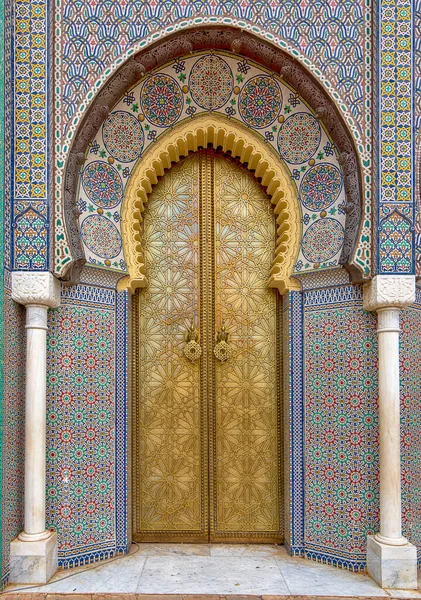 Fes, Fas 'taki Royal Palace' ın (Fez) girişindeki süslü altın metalden yapılmış Bab Majzen kapısı hakkında güzel detaylar. Dar al-Makhzen 'in süslemeli geometrik deseni ve sapları veya tokmakları