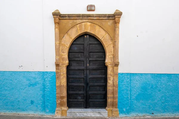 Ραμπάτ Μαρόκο Παραδοσιακό Μαροκινό Στυλ Σχεδιασμού Μιας Αρχαίας Ξύλινης Πόρτας — Φωτογραφία Αρχείου