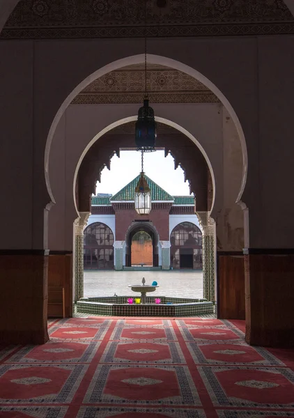 RABAT, MOROCCO - 17 Ağustos 2019: Başkentteki Assounna Ave Tachfin Camii 'nin içi ve avlusu. Kemerlerin giriş kapısından bak. Müslümanlar için namaz yeri ve ibadet yeri