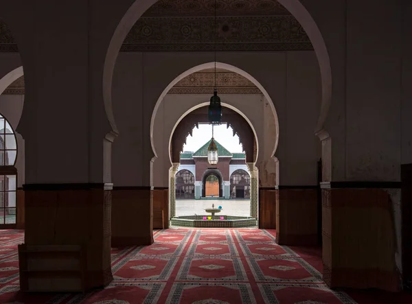 Rabat Morocco 2019年8月17日 首都Assounna Ave Tachfin清真寺的庭院和内部 从拱门往外看 穆斯林和礼拜场所的祈祷场所 — 图库照片