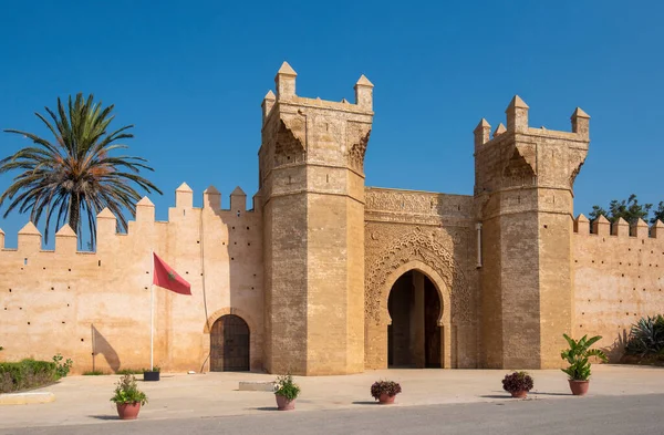 Chellah giriş kapısı, Bab Zaer. Chellah ya da Sala Colonia, Rabat, Fas 'ta bulunan bir ortaçağ mezarlığıdır. Rabat, Afrika 'nın Fas' ın başkentidir. Eski kalıntılar ve tarihle dolu bir park.