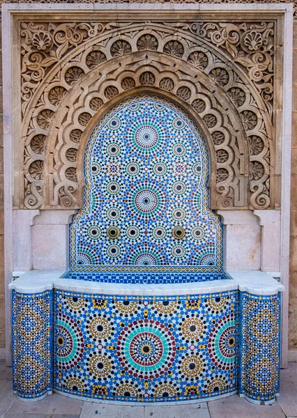 默罕默德五世陵墓中漂亮的装饰喷泉 Mausoleum Mohammed 是位于摩洛哥首都拉巴特Yacoub Mansour广场哈桑塔对面的一座历史建筑 — 图库照片