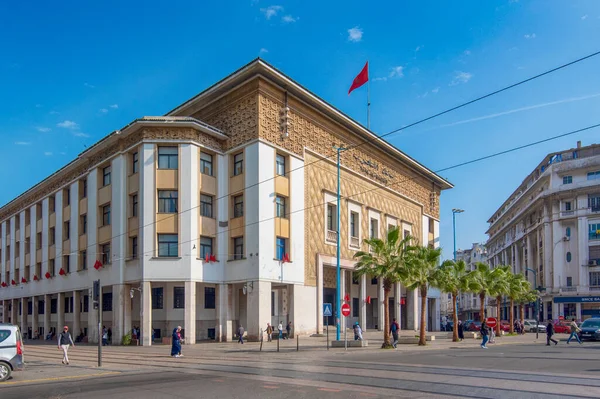 Casablanca, Fas - 21 Eylül 2019: Bank Al-Maghrib binasının sokak manzarası, Fas Krallığı 'nın merkez bankası 