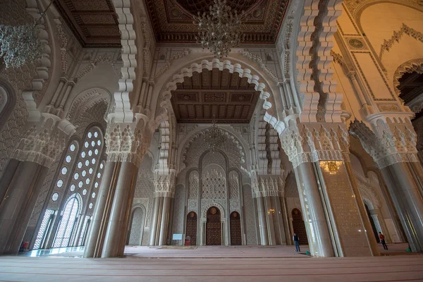Καζαμπλάνκα Μαρόκο 2020 Εσωτερικός Διάδρομος Τζαμιού Χασάν Κίονες Αραβικές Καμάρες — Φωτογραφία Αρχείου