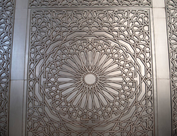 Касабланка, Марокко - 03.02.2020: Внутренний коридор мечети Хасан II с колоннами. Арабские арки, украшения, люстры и освещение. Это самая большая мечеть в Мароке.