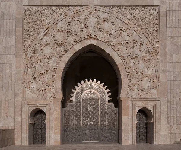 Casablanca Maroko 2020 Wewnętrzny Korytarz Meczetu Hassana Kolumnami Arabskie Łuki — Zdjęcie stockowe