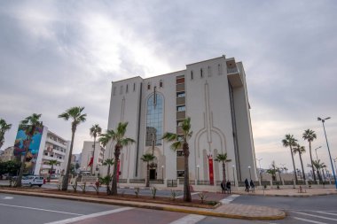 Casablanca, Fas - 23 Aralık 2019: Fas 'ın ekonomik başkentindeki iş binasının düşük açılı görünümü