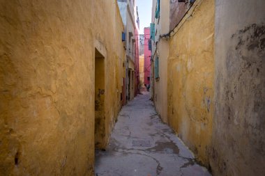 El Jadida, Fas. Mazagan 'daki evlerin sokak manzarası. Etrafındaki şehir duvarı. UNESCO Dünya Mirası olarak kayıtlı Portekiz 'in güçlendirilmiş liman kentidir. Panorama