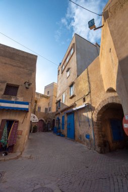 El Jadida, Fas. Mazagan 'daki evlerin sokak manzarası. Etrafındaki şehir duvarı. UNESCO Dünya Mirası olarak kayıtlı Portekiz tahkim edilmiş bir liman kentidir.. 