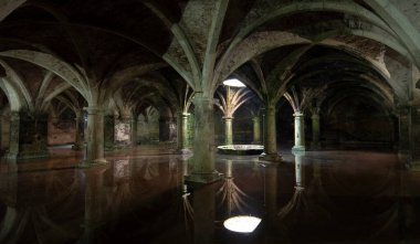 EL JADIDA, MOROCCO - 22 Kasım 2019: Eski Manueline Sarnıç yansıması. Karanlıkta güneş ışığı, Portekiz sarnıçlarının zemin katındaki karanlık oda. Kalenin içinde. 