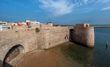 El Jadida, Fas 'taki Mazagan panoramik manzarası. Eski şehrin etrafındaki şehir duvarı. UNESCO Dünya Mirası olarak kayıtlı Portekiz 'in güçlendirilmiş liman kentidir. Panorama