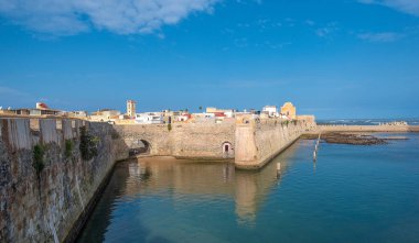 El Jadida, Fas 'taki Mazagan panoramik manzarası. Eski şehrin etrafındaki şehir duvarı. UNESCO Dünya Mirası olarak kayıtlı Portekiz 'in güçlendirilmiş liman kentidir. Panorama