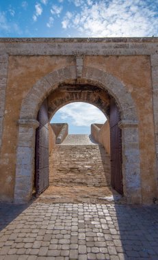 El Jadida, Fas. Mazagan 'a açılan kapının panoramik görüntüsü. Etrafındaki şehir duvarı. UNESCO Dünya Mirası olarak kayıtlı Portekiz 'in güçlendirilmiş liman kentidir. Panorama