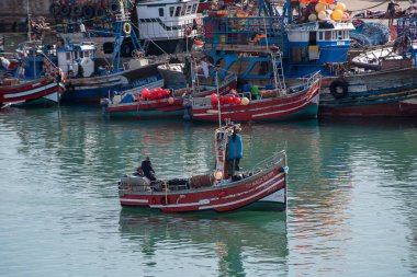 El Jadida, Fas - 18.01.2019: liman manzarası ve Mazagan 'da bir tekne. Etrafındaki şehir duvarı. UNESCO Dünya Mirası olarak kayıtlı Portekiz 'in güçlendirilmiş liman kentidir. liman ve okyanus