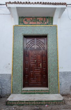 El Jadida, Fas. Tipik, eski, karmaşık bir şekilde oyulmuş, çivili, Fas Riad kapısı, kapı çerçevesi ve eski ev. Portekiz 'in tahkim edilmiş Mazagan kenti UNESCO olarak kaydedildi.