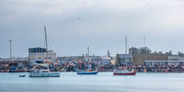 El Jadida, Fas - 18.01.2019: liman manzarası ve Mazagan 'da bir tekne. Etrafındaki şehir duvarı. UNESCO Dünya Mirası olarak kayıtlı Portekiz 'in güçlendirilmiş liman kentidir. liman ve okyanus