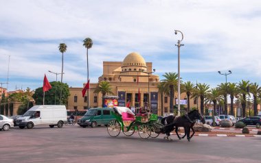 Marakeş, Fas - 22 Ocak 2019: Yeni şehir Ville Nouvelle 'in ana caddesinde Kraliyet Tiyatrosu ve Opera Binası. Palmiye ağaçlarıyla çevrili ve ana tren istasyonunun yanında
