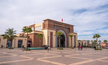 Marakeş, Fas - 24 Ocak 2019: Ville Nouvelle 'deki tren terminali, şehrin yeni bölümü, Marakeş tren istasyonuna giriş (Gare de Marrakech). Yolcu önde.