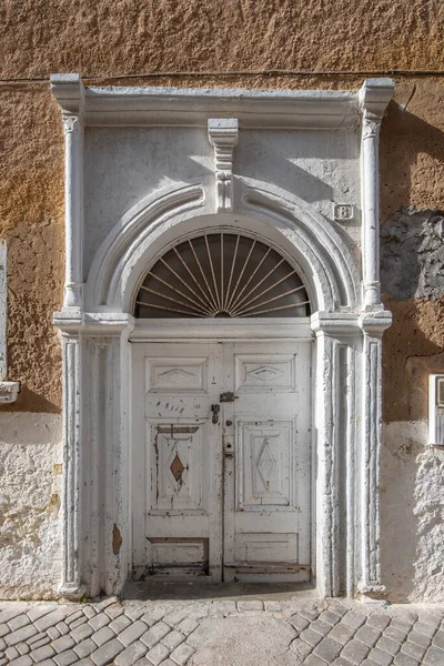 Jadida 摩洛哥 典型的 古老的 白色的复杂雕刻 摩洛哥门和门框和老房子 葡萄牙认证城市马扎甘被注册为联合国教科文组织 — 图库照片
