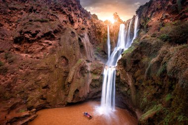 Ouzoud Şelaleleri (Cascades d 'Ouzoud), Afrika' nın Fas eyaleti Azilal ilindeki Tanaghmeilt Büyük Atlas Köyü 'nde yer almaktadır. Fas 'ın en yüksek şelalesi ve sonbahar günbatımında şelale.