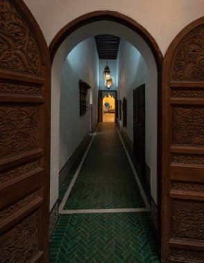 Marakeş, Fas - 22 Ocak 2019: Dar Menebhi Sarayı 'ndaki Marakeş Müzesi. Ahşaptan yapılmış büyük bir avizeyle dekore edilmiş bir avlu. Marakeş Müzesi Avlusu