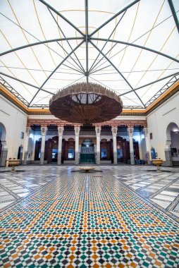Marakeş, Fas - 22 Ocak 2019: Dar Menebhi Sarayı 'ndaki Marakeş Müzesi. Ahşaptan yapılmış büyük bir avizeyle dekore edilmiş bir avlu. Marakeş Müzesi Avlusu