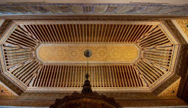 Marakeş, Fas - 22 Ocak 2019: Dar Menebhi Sarayı 'ndaki Marakeş Müzesi. Ahşaptan yapılmış büyük bir avizeyle dekore edilmiş bir avlu. Marakeş Müzesi Avlusu