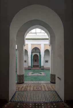 Marakeş, Fas - 22 Ocak 2019: Dar Menebhi Sarayı 'ndaki Marakeş Müzesi. Ahşaptan yapılmış büyük bir avizeyle dekore edilmiş bir avlu. Marakeş Müzesi Avlusu