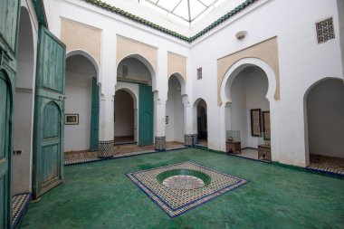 Marakeş, Fas - 22 Ocak 2019: Dar Menebhi Sarayı 'ndaki Marakeş Müzesi. Ahşaptan yapılmış büyük bir avizeyle dekore edilmiş bir avlu. Marakeş Müzesi Avlusu