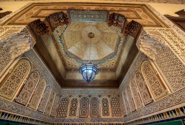 Marakeş, Fas - 22 Ocak 2019: Dar Menebhi Sarayı 'ndaki Marakeş Müzesi. Ahşaptan yapılmış büyük bir avizeyle dekore edilmiş bir avlu. Marakeş Müzesi Avlusu