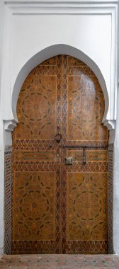 Geleneksel Fas tarzı bir antik ahşap giriş kapısı tasarımı. Marakeş, Fas 'taki eski Medine' de. Tipik, eski, karmaşık bir şekilde oyulmuş, çivili, Fas riad kapısı.