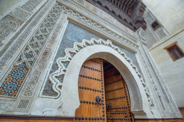 Fes, Fas - 28 Kasım 2019: Geleneksel binalar ve Fez Medinesi 'ndeki Nejarine Ahşap Sanat ve El Sanatları Müzesi' nin kapı veya kapısının güzel dekorasyonları 