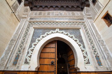 Fes, Fas - 28 Kasım 2019: Geleneksel binalar ve Fez Medinesi 'ndeki Nejarine Ahşap Sanat ve El Sanatları Müzesi' nin kapı veya kapısının güzel dekorasyonları 