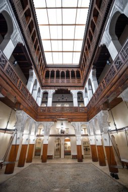 Fes, Fas - 28 Kasım 2019: Tarihi Nejjarine Ahşap Sanatlar ve El Sanatları Müzesi, Medine 'deki gezgin tüccarlar için bir kervan olan funduq' ta mükemmel bir şekilde restore edilmiştir.