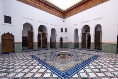 Marakeş, Fas - 18 Temmuz 2019: Dar Si Said 'in içi - Fas Sanat, El Sanatları, Halı ve Dokuma Müzesi Marakeş Medine. Ulusal Halı Müzesi Zellige fayans işi